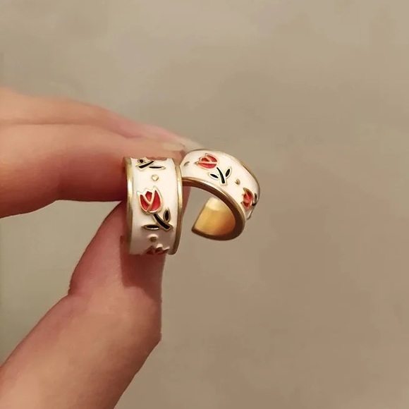 Madewell Jewelry - Enamel & gold floral hoops ✨🌷